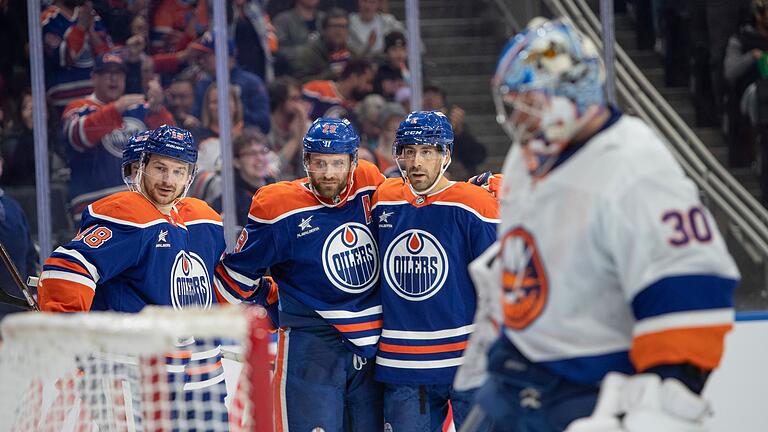 Edmonton Oilers - New York Islanders - Leon Draisaitl (2.v.l.) erzielte den Siegtreffer in der Verlängerung. Edmonton Oilers - New York Islanders - Leon Draisaitl (2.v.l.) erzielte den Siegtreffer in der Verlängerung.