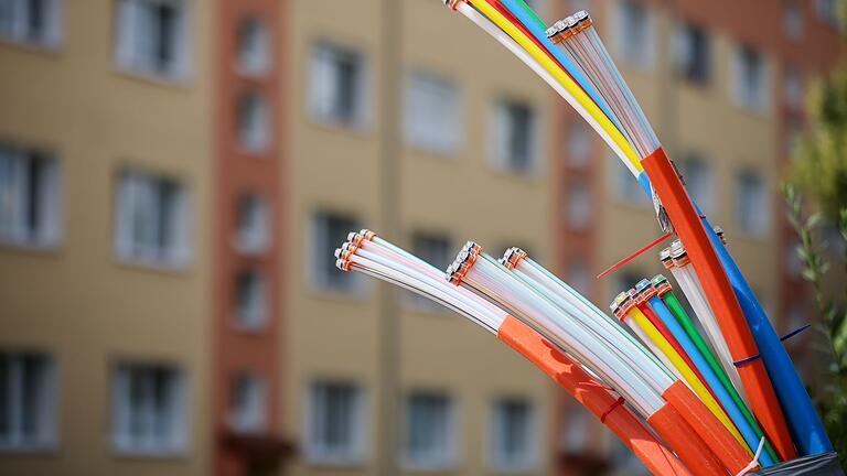 Glasfaser-Kabel ragen aus einem Schaltschrank heraus - Die Mindestlaufzeit von Glasfaserinternet-Verträgen beginnt bereits mit dem Vertragsabschluss und nicht erst mit der Freischaltung des Anschlusses, wie ein Urteil des Hanseatischen Oberlandesgerichts bestätigt Glasfaser-Kabel ragen aus einem Schaltschrank heraus - Die Mindestlaufzeit von Glasfaserinternet-Verträgen beginnt bereits mit dem Vertragsabschluss und nicht erst mit der Freischaltung des Anschlusses, wie ein Urteil des Hanseatischen Oberlandesgerichts bestätigt