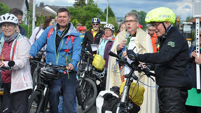 Pfarrer Thomas Amrehn heißt die Radwallfahrer bei ihrer Rückkehr aus Vierzehnheiligen in Gernach willkommen. Zuvor hatten Frauen des Frauenbundes in alter Tradition jedem Wallfahrer und jeder Wallfahrerin eine Rose als Willkommensgruß überreicht. Gemeinsam zog man zur Kirche, um Gott für die glückliche Heimkehr zu danken, danach traf man sich noch am Dorfplatz zu einem fröhlichen Abschluss bei Bratwurst und Getränken. Monika Seitz und Roman Kempf hatten die Köstlichkeiten vorbereitet. Pfarrer Thomas Amrehn heißt die Radwallfahrer bei ihrer Rückkehr aus Vierzehnheiligen in Gernach willkommen. Zuvor hatten Frauen des Frauenbundes in alter Tradition jedem Wallfahrer und jeder Wallfahrerin eine Rose als Willkommensgruß überreicht. Gemeinsam zog man zur Kirche, um Gott für die glückliche Heimkehr zu danken, danach traf man sich noch am Dorfplatz zu einem fröhlichen Abschluss bei Bratwurst und Getränken. Monika Seitz und Roman Kempf hatten die Köstlichkeiten vorbereitet.