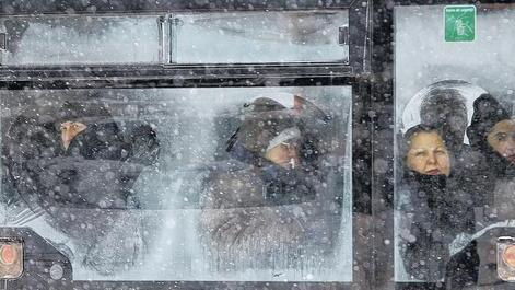 Arktische Kälte: Dicht gedrängt stehen diese Passagiere in einem Bus in der rumänischen Hauptstadt Bukarest und blicken durch die vereisten Scheiben nach draußen. Arktische Kälte: Dicht gedrängt stehen diese Passagiere in einem Bus in der rumänischen Hauptstadt Bukarest und blicken durch die vereisten Scheiben nach draußen.