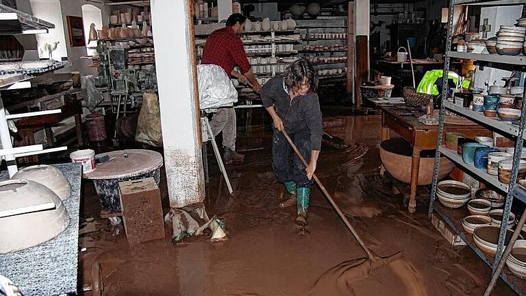Vor sechs Monaten sah es in der Werkstatt von Sieglinde Bösl noch so aus. Überall setzte sich der Schlamm fest. Auch der Töpferofen ging beim Unwetter kaputt. Vor sechs Monaten sah es in der Werkstatt von Sieglinde Bösl noch so aus. Überall setzte sich der Schlamm fest. Auch der Töpferofen ging beim Unwetter kaputt.