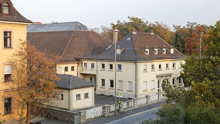 Der Kopfbau der Frankenhalle zur Veitshöchheimer Straße. Der Kopfbau der Frankenhalle zur Veitshöchheimer Straße.