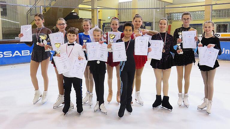 Die Würzburger Vertreter in Schweinfurt: (von links) Sofia Passas, Lisa Kleinschnitz, Philipp Kleinschnitz, Talitha Wiedenmann, Sarah Wiedenmann, Frieda Assländer, Martin Eulitz, Lina Mogdans, Florentine Gallinat, Jennifer Bauer und Emily Bauer. Die Würzburger Vertreter in Schweinfurt: (von links) Sofia Passas, Lisa Kleinschnitz, Philipp Kleinschnitz, Talitha Wiedenmann, Sarah Wiedenmann, Frieda Assländer, Martin Eulitz, Lina Mogdans, Florentine Gallinat, Jennifer Bauer und Emily Bauer.