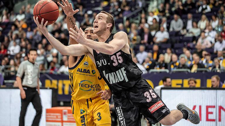 Nichts zu holen: mit 69:108 unterlagen Würzburgs Basketballer (im Bild Brad Loesing, rechts) im Mai in der Mercedes-Benz-Arena gegen Alba Berlin (im Bild Peyton Siva) Nichts zu holen: mit 69:108 unterlagen Würzburgs Basketballer (im Bild Brad Loesing, rechts) im Mai in der Mercedes-Benz-Arena gegen Alba Berlin (im Bild Peyton Siva)