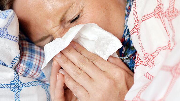 In Bayern erkranken derzeit deutlich weniger Menschen an Grippe oder dem Norovirus. Ist das ein positiver Nebeneffekt der Corona-Pandemie? In Bayern erkranken derzeit deutlich weniger Menschen an Grippe oder dem Norovirus. Ist das ein positiver Nebeneffekt der Corona-Pandemie?