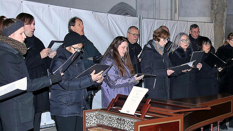 Das Ensemble Vokal Münnerstadt unter der Leitung von Regionalkantor Peter Rottmann (rechts) bekam beim Advents- und Weihnachtskonzert in der Münnerstädter Pfarrkirche viel verdienten Beifall. - Das Ensemble Vokal Münnerstadt unter der Leitung von Regionalkantor Peter Rottmann (rechts) bekam beim Advents- und Weihnachtskonzert in der Münnerstädter Pfarrkirche viel verdienten Beifall. Das Ensemble Vokal Münnerstadt unter der Leitung von Regionalkantor Peter Rottmann (rechts) bekam beim Advents- und Weihnachtskonzert in der Münnerstädter Pfarrkirche viel verdienten Beifall. - Das Ensemble Vokal Münnerstadt unter der Leitung von Regionalkantor Peter Rottmann (rechts) bekam beim Advents- und Weihnachtskonzert in der Münnerstädter Pfarrkirche viel verdienten Beifall.