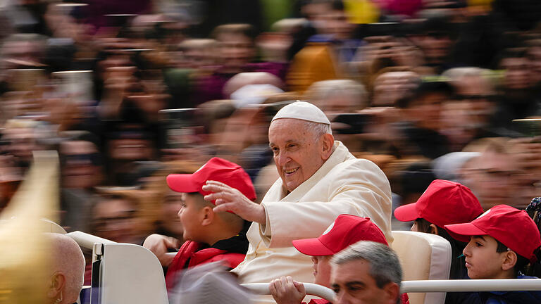 Wöchentliche Generalaudienz im Vatikan.jpeg       -  Wöchentliche Generalaudienz im Vatikan19.04.2023, Vatikan, Vatikanstadt: Papst Franziskus (M) kommt zu seiner wöchentlichen Generalaudienz auf dem Petersplatz. Foto: Alessandra Tarantino/AP/dpa +++ dpa-Bildfunk +++