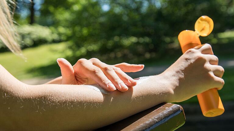 Jemand cremt sich in der Sonne den Arm ein.jpeg - Alte Sonnencreme kann unter Umständen krebserregend sein. Jemand cremt sich in der Sonne den Arm ein.jpeg - Alte Sonnencreme kann unter Umständen krebserregend sein.