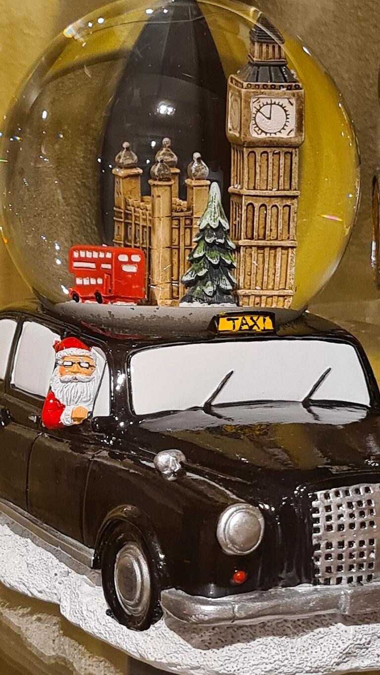 Der Weihnachtsmann in London bei der Arbeit. Der Weihnachtsmann in London bei der Arbeit.