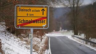 Der Schnee ist weg, dafür die Absperrungen bald wieder da: Die Straße zwischen Schmalwasser und Steinach wird ab 12. März saniert.