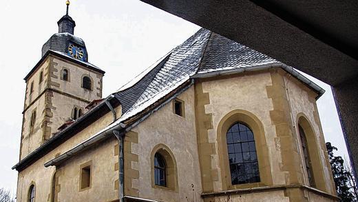 Alt und hilfsbedürftig: Die evangelisch-lutherische Pfarrkirche von Euerbach in der mittelalterlichen Kirchenburg muss saniert werden: für insgesamt 1,225 Millionen Euro. Die Aufnahme aus dem Durchgang des Torhauses zeigt die engen Verhältnisse in der historischen Anlage. Zu sehen ist der spitzbogige Eingang zur Krypta unter dem Gebäude aus dem Jahr 1251.