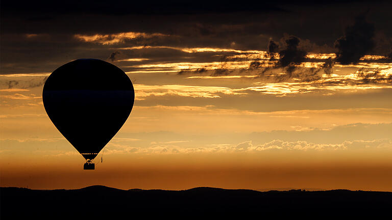 Faszinierender Anblick: ein Heißluftballon fliegt vor knapp zwei Jahren am frühen Morgen über das Grabfeld. Noch sind gewerbliche Ballonfahrten in Bayern untersagt. Immerhin besteht die Hoffnung, dass im August die 24. Thüringer Montgolfiade stattfinden kann. Faszinierender Anblick: ein Heißluftballon fliegt vor knapp zwei Jahren am frühen Morgen über das Grabfeld. Noch sind gewerbliche Ballonfahrten in Bayern untersagt. Immerhin besteht die Hoffnung, dass im August die 24. Thüringer Montgolfiade stattfinden kann.