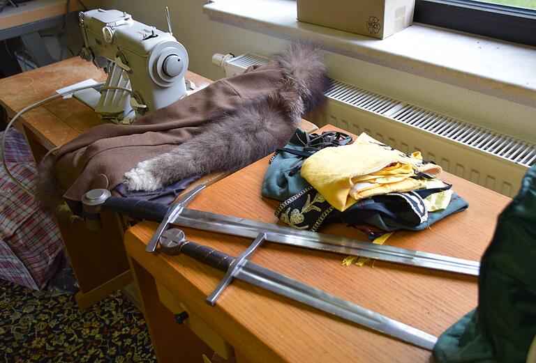 Im Bühnenhaus der Sömmersdorfer Freilichtbühne werden Kostüme und Requisiten für das 'Robin Hood'-Theater bearbeitet und gelagert. Im Bühnenhaus der Sömmersdorfer Freilichtbühne werden Kostüme und Requisiten für das 'Robin Hood'-Theater bearbeitet und gelagert.