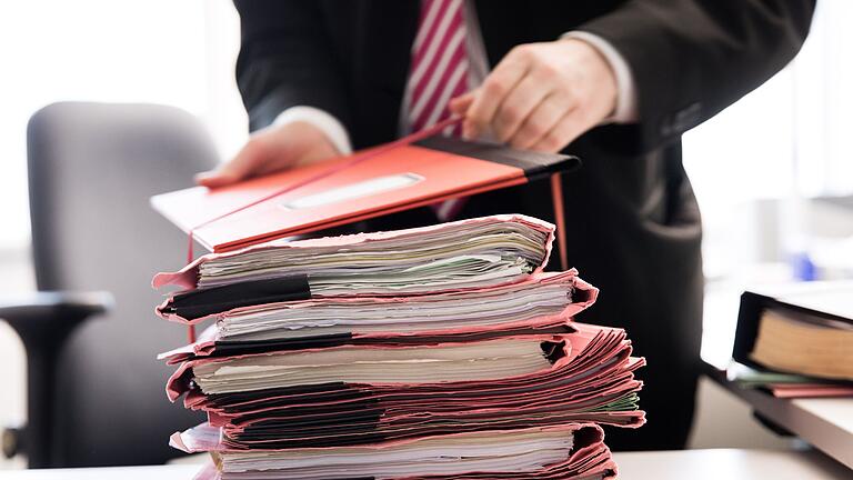 Dicke Papierstapel sollen irgendwann der Vergangenheit angehören (Symbolbild). Im Landratsamt Main-Spessart wird die E-Akte in immer mehr Sachgebieten genutzt.