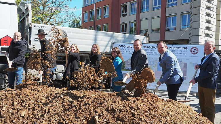 Spatenstich für den Anbau an das Seniorenheim der Otto-und-Anna-Heroldstiftung (von links): Hubert Liebstückel vom Bauunternehmen, Rasmus Pohse, Ines Wolff und Silja Wiener vom Architekturbüro, Landrätin Sabine Sitter, Geschäftsführer der Heroldstiftung Dieter Reichert, Bürgermeister Michael Hombach sowie Wolfgang Beck vom Vorstand des Kuratoriums der Heroldstiftung.