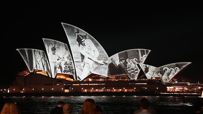 Britisches Königspaar in Australien       -  Zur Begrüßung wurden Szenen von früheren Besuchen des Königs auf das weltberühmte Opernhaus projiziert.