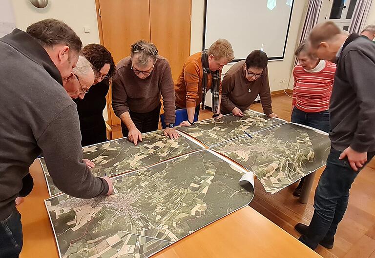 Bei zahlreichen Vorbereitungstreffen zur Waldneuordnung wurden mit Unterstützung durch Bernd Günzelmann (Mitte) und ALE-Vertreter Julian Zirk (rechts) neben dem Verfahrensgebiet auch eine Wegeplanung ausgearbeitet.