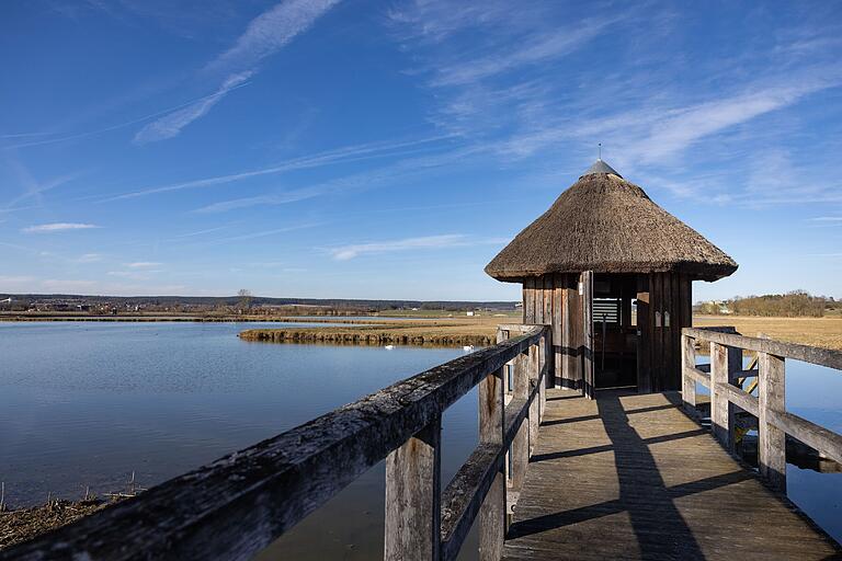 Unterwegs auf dem Uehlfelder Storchen-Lehrpfad: Die Vogelbeobachtungsstation steht mitten im Wasser.&nbsp;
