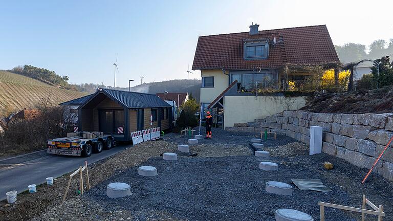 Das Kompakthaus wurde sorgfältig auf diesen Sockeln platziert. Das Kompakthaus wurde sorgfältig auf diesen Sockeln platziert.