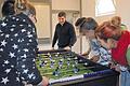Kickerspiel mit den Betreuern: Im neuen Zuhause in Bergrheinfeld können sich die jungen Afghanen und Albaner sicher fühlen. Trotzdem pixeln wir zu ihrem Schutz die Gesichter.