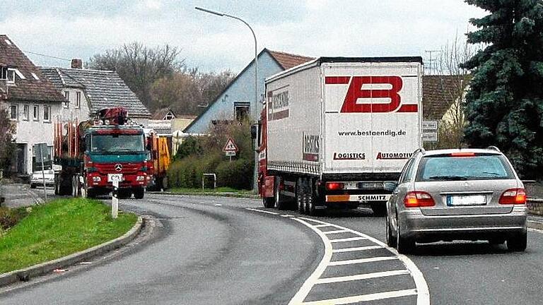 Trotz großen Verkehrsdrucks bleibt eine Umgehung der Gaibacher Straße in Volkach (Bild) in der Warteschleife. Trotz großen Verkehrsdrucks bleibt eine Umgehung der Gaibacher Straße in Volkach (Bild) in der Warteschleife.