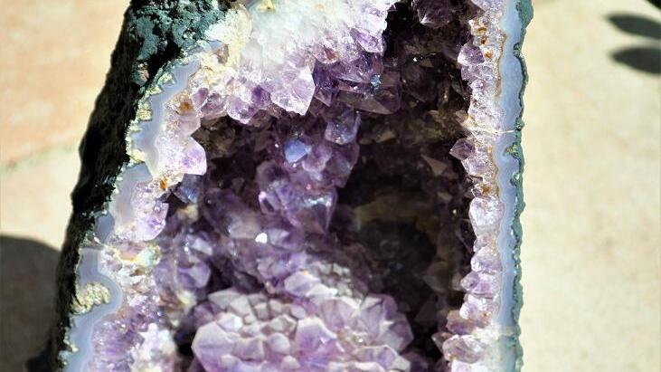Über drei Kilo schwer: ein Amethyst aus Brasilien.