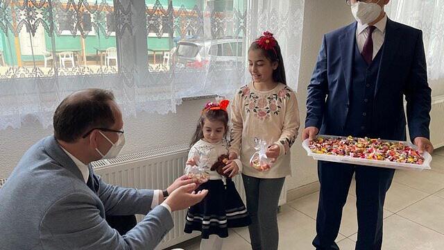 Bürgermeister Michael Hombach (links) besuchte anlässlich de Zuckerfestes die Karlstadter Moscheegemeinden. Mit im Bild (von links) Elif Sude Kalkan, Zeynep Kalkan und Veysi Kalkan. Bürgermeister Michael Hombach (links) besuchte anlässlich de Zuckerfestes die Karlstadter Moscheegemeinden. Mit im Bild (von links) Elif Sude Kalkan, Zeynep Kalkan und Veysi Kalkan.