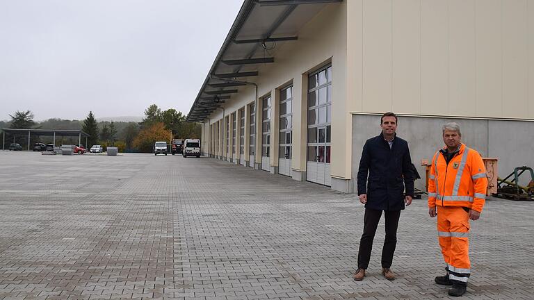Viel Platz bietet das neue Bauhofgelände der Gemeinde Sennfeld mit der neuen Halle, hier mit Bürgermeister Oliver Schulze (links) und Bauhofleiter Helmuth Göpfert.