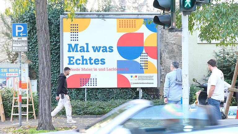 Das selbstgestaltete und bemalte Plakat fügt sich ins Stadtbild Würzburgs ein und ist ein Hingucker für Fußgängerinnen und Fußgänger sowie Autofahrerinnen und Autofahrer. Das selbstgestaltete und bemalte Plakat fügt sich ins Stadtbild Würzburgs ein und ist ein Hingucker für Fußgängerinnen und Fußgänger sowie Autofahrerinnen und Autofahrer.