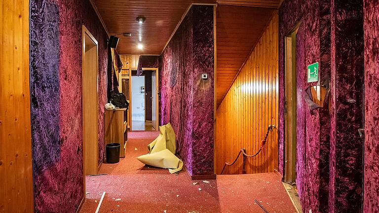 Über eine schmale Treppe erreichte man die fünf Liebesnester im ersten Obergeschoss. Über eine schmale Treppe erreichte man die fünf Liebesnester im ersten Obergeschoss.