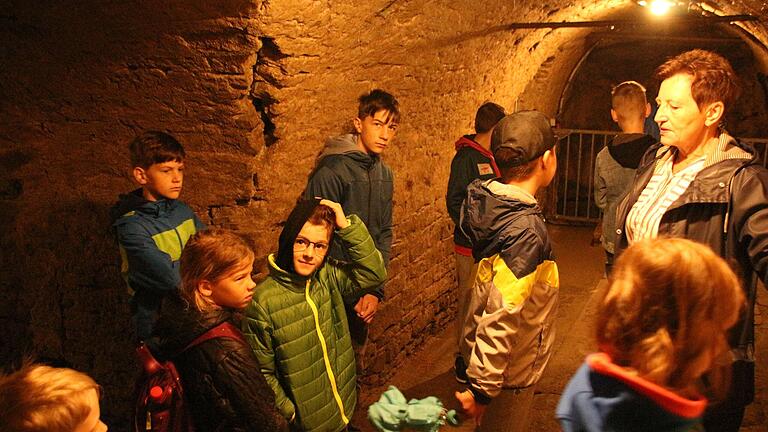 Im Zuge des Ferienspaßprogramms der Stadt Gerolzhofen, hatten Kinder die Möglichkeit, eine Führung im Eiskeller der Stadt zu machen und somit die Gerolzhöfer Unterwelt zu erkunden.