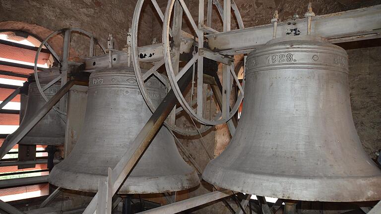 Seit 1923 erklingen vom Wiesenbronner Kirchturm drei Stahlglocken. Sie ersetzten ein Bronzegeläut, das dem Ersten Weltkrieg zum Opfer fiel.&nbsp;