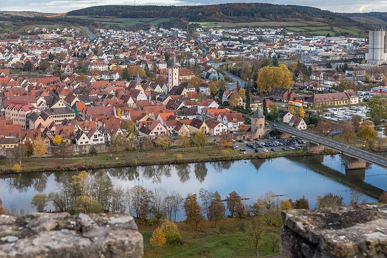 Unterwegs auf der 5,8 Kilometer langen Wandertour K2 in Karlstadt, die rund um die Ruine Karlsburg führt. Von der Ruine Karlsburg hat man einen wunderbaren Ausblick auf die historische Altstadt von Karlstadt. Unterwegs auf der 5,8 Kilometer langen Wandertour K2 in Karlstadt, die rund um die Ruine Karlsburg führt. Von der Ruine Karlsburg hat man einen wunderbaren Ausblick auf die historische Altstadt von Karlstadt.