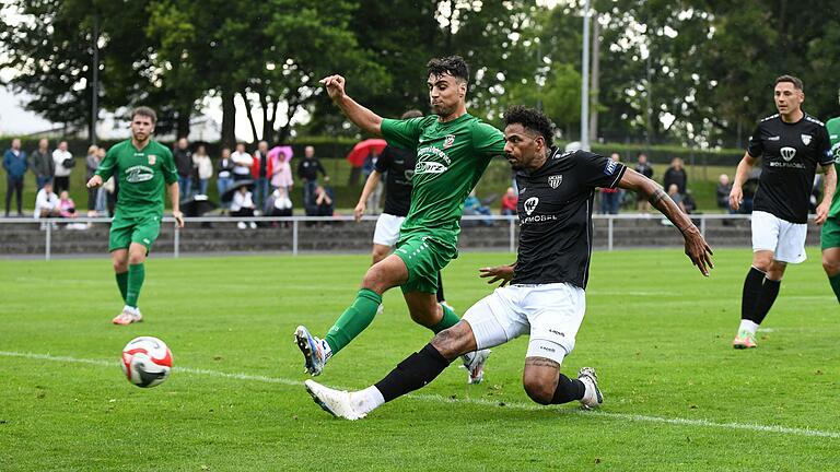 Michael Dellinger (vorne) erzielt in dieser Szene das 2:0 für den FC 05 Schweinfurt im Testspiel gegen den TSV Abtswind. Michael Dellinger (vorne) erzielt in dieser Szene das 2:0 für den FC 05 Schweinfurt im Testspiel gegen den TSV Abtswind.