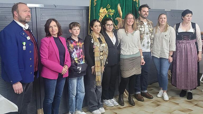 Andreas Schleier (2. Schützenmeister), Ursula Engert (1. Bürgermeisterin), Leon Kirsch (1. Jugendritter), Lara Abdalla (Kronprinzessin), Sophia Abdalla (2. Jugendritterin), Sabine Seipel (2. Ritterin), Mario Hemmerich (König), Alexandra Reinhart (1. Ritterin), Sandra Wiedemann (1. Schützenmeisterin). Andreas Schleier (2. Schützenmeister), Ursula Engert (1. Bürgermeisterin), Leon Kirsch (1. Jugendritter), Lara Abdalla (Kronprinzessin), Sophia Abdalla (2. Jugendritterin), Sabine Seipel (2. Ritterin), Mario Hemmerich (König), Alexandra Reinhart (1. Ritterin), Sandra Wiedemann (1. Schützenmeisterin).
