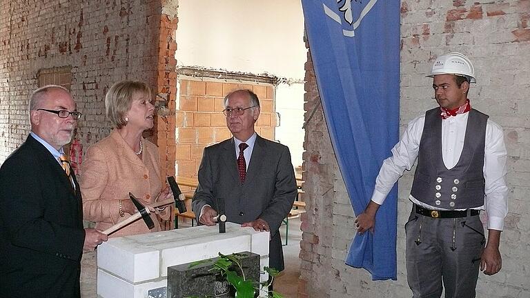 Kunsthalle 2       -  2007 war die Grundsteinlegung für die Kunsthalle. Im Bild Regierungsvizepräsident Andreas Metschke, OB Gudrun Grieser und Architekt Peter Ropertz.