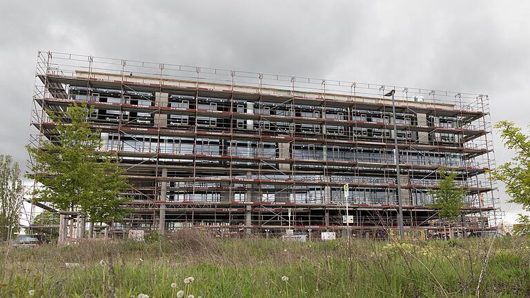 Das Skyline Hill Center ist das neues WVV-Gebäude im Gewerbegebiet Skyline Hill am Hubland. Dieses Sechs Hektar große Areal grenzt an Gerbrunn und gehörte bis 2006 zu den Leighton Barracks der US-Streitkräfte. Das Skyline Hill Center ist das neues WVV-Gebäude im Gewerbegebiet Skyline Hill am Hubland. Dieses Sechs Hektar große Areal grenzt an Gerbrunn und gehörte bis 2006 zu den Leighton Barracks der US-Streitkräfte.