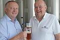 Ein Festbier für das 'neue' Landratsamt: Unser Bild zeigt Landrat Thomas Bold (links) und Peter Romeis, Chef des gleichnamigen Instituts in Oberthulba.