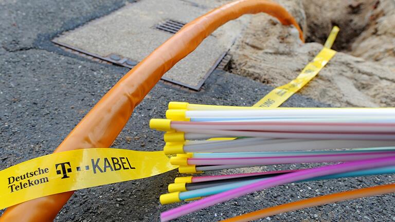 Mit mehr als einer Milliarde Euro hat Bayern den flächendeckenden Breitband-Ausbau gefördert. Nur knapp ein Viertel der zuletzt angeschlossenen Haushalte hat aber Zugriff auf über 50 Mbit/s. Mit mehr als einer Milliarde Euro hat Bayern den flächendeckenden Breitband-Ausbau gefördert. Nur knapp ein Viertel der zuletzt angeschlossenen Haushalte hat aber Zugriff auf über 50 Mbit/s.