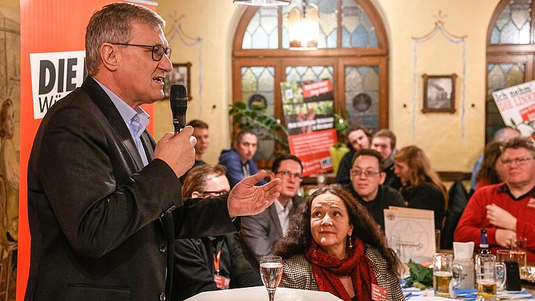 Da war das Glas noch ganz. Kurze Zeit später zerschmetterte der Bundesvorsitzende der Linken Bernd Riexinger, hier intensiv beobachtet von der Bundestagsabgeordneten und Landratskandidaten Simone Barrientos, das Glas mit seiner Hand. Da war das Glas noch ganz. Kurze Zeit später zerschmetterte der Bundesvorsitzende der Linken Bernd Riexinger, hier intensiv beobachtet von der Bundestagsabgeordneten und Landratskandidaten Simone Barrientos, das Glas mit seiner Hand. 
