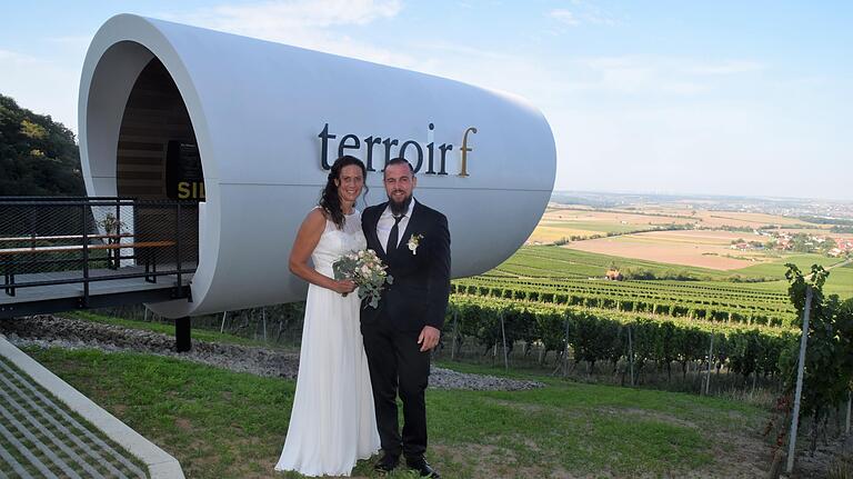 Anja Baumann und Sebastian Strnad gaben sich am Rödelseer terroir f-Punkt das Ja-Wort. Anja Baumann und Sebastian Strnad gaben sich am Rödelseer terroir f-Punkt das Ja-Wort.