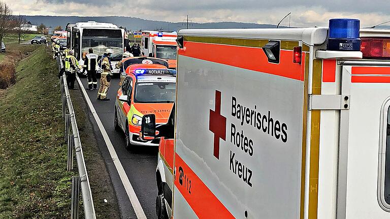 Ein Großaufgebot an Einsatzkräften war an der Unfallstelle vor Ort. Ein Großaufgebot an Einsatzkräften war an der Unfallstelle vor Ort.