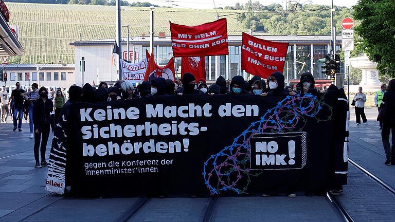 Demonstrationszug der Antifa am Mittwochabend in Würzburg: Vor dem Hauptbahnhof startete ein Protestzug zum Congress Centrum, wo die Innenministerkonferenz eröffnet wurde.