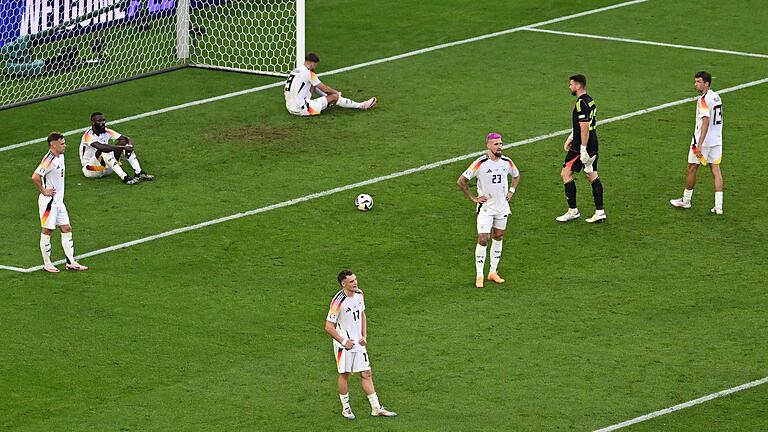 Euro 2024: Spanien - Deutschland - Die Spieler der deutschen Mannschaft stehen enttäuscht nach Abpfiff auf dem Platz. Euro 2024: Spanien - Deutschland - Die Spieler der deutschen Mannschaft stehen enttäuscht nach Abpfiff auf dem Platz.