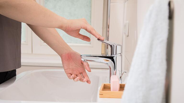 Eine Frau wäscht sich die Hände       -  Hygiene im Alltag ist wichtig: Händewaschen kann Infektionskrankheiten vorbeugen.