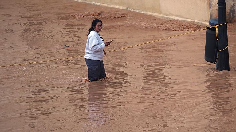 Überflutungen in Spanien       -  Die starken Regenfälle setzen unzählige Straßen, Gebäude und Felder unter Wasser.