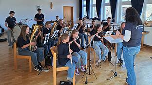 Gemeinsam Musik machen - das Vororchester erfreute mit drei Stücken das Publikum.