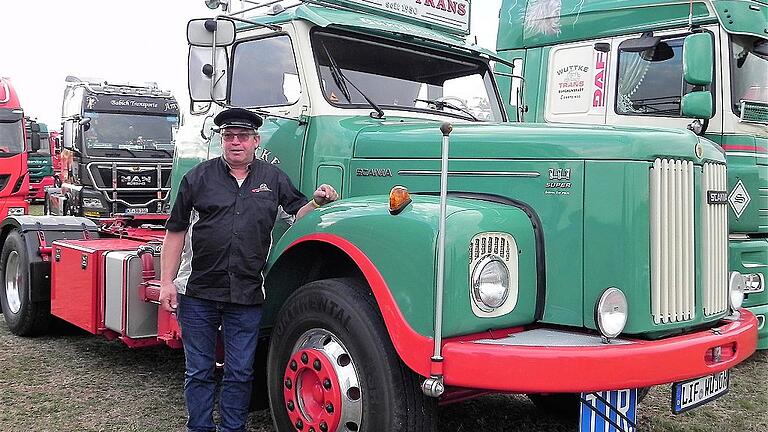 Ein Oldtimer par excellence: Kapitän der Landstraße Öli mit seinem Scania 111 Torpedo, Baujahr 1978. Ein Oldtimer par excellence: Kapitän der Landstraße Öli mit seinem Scania 111 Torpedo, Baujahr 1978.