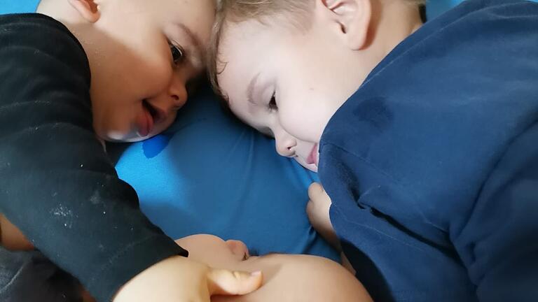 Die Zwillinge und ihr großer Bruder (rechts) sind ein cooles Trio und halten den Papa auf Trab.