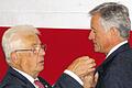 Amtsantritt vor fast einem Jahr: Gerhard Halm (links) steckt Hubert Zinkl die Präsidentennadel des Rotary Clubs Gerolzhofen-Volkach an.